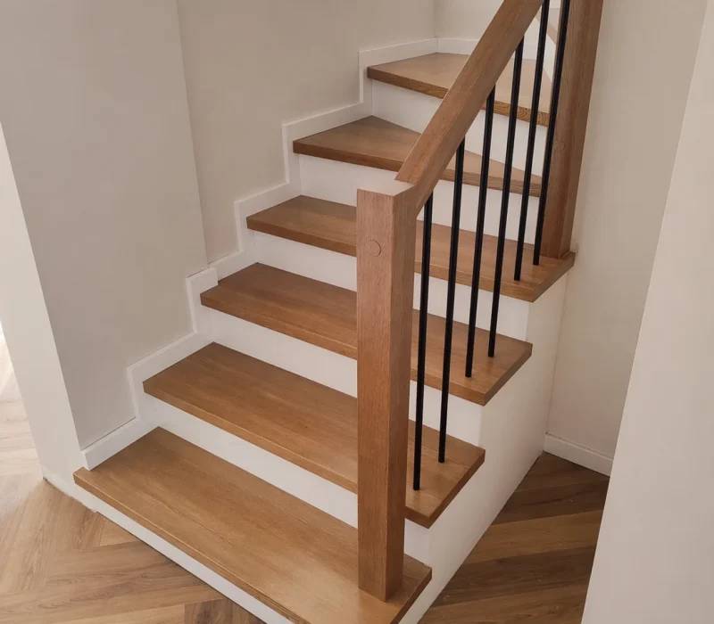 schody dębowe z białymi podstopniami i cokołami